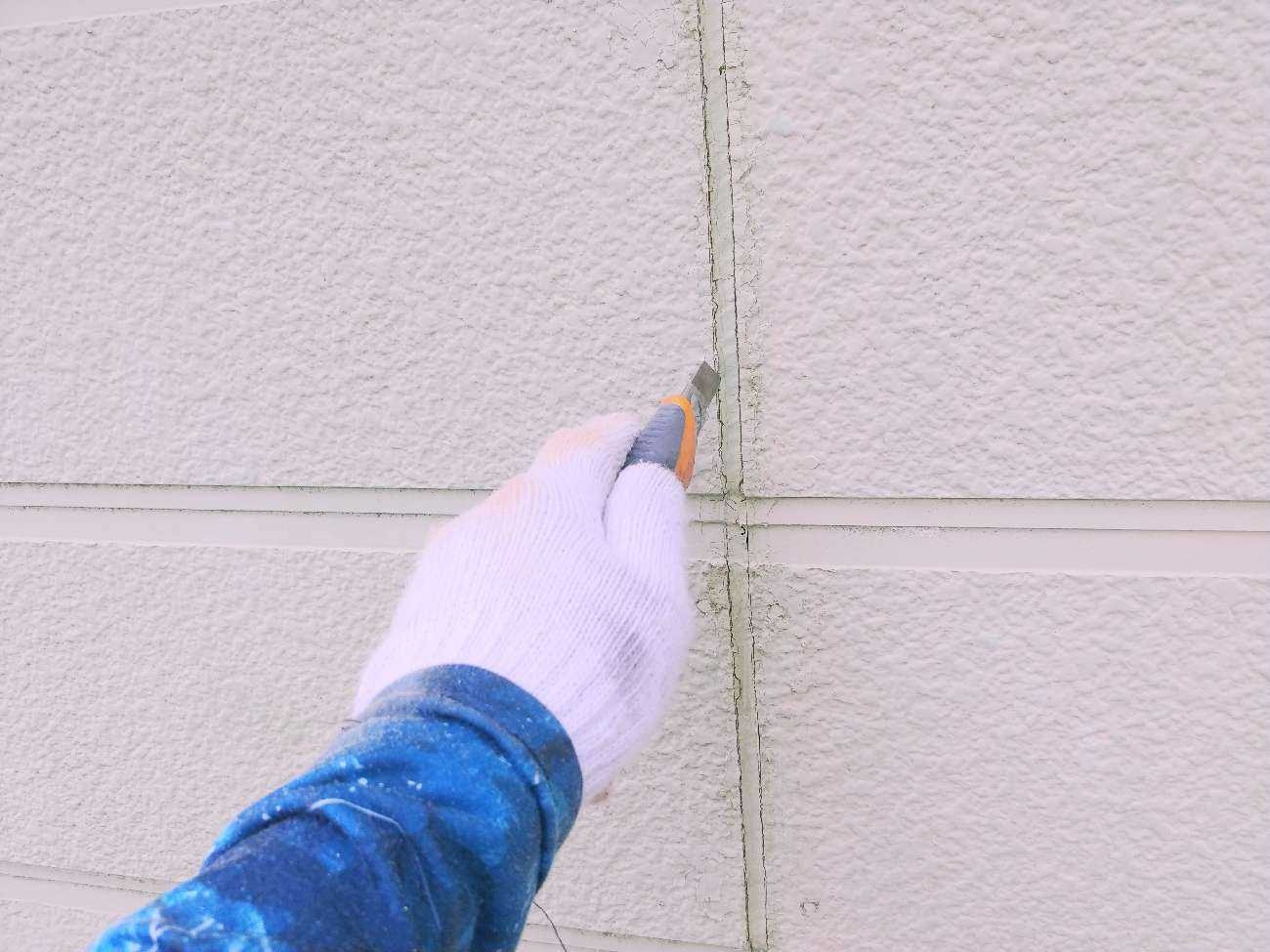 シーリング撤去でカッターを入れる様子